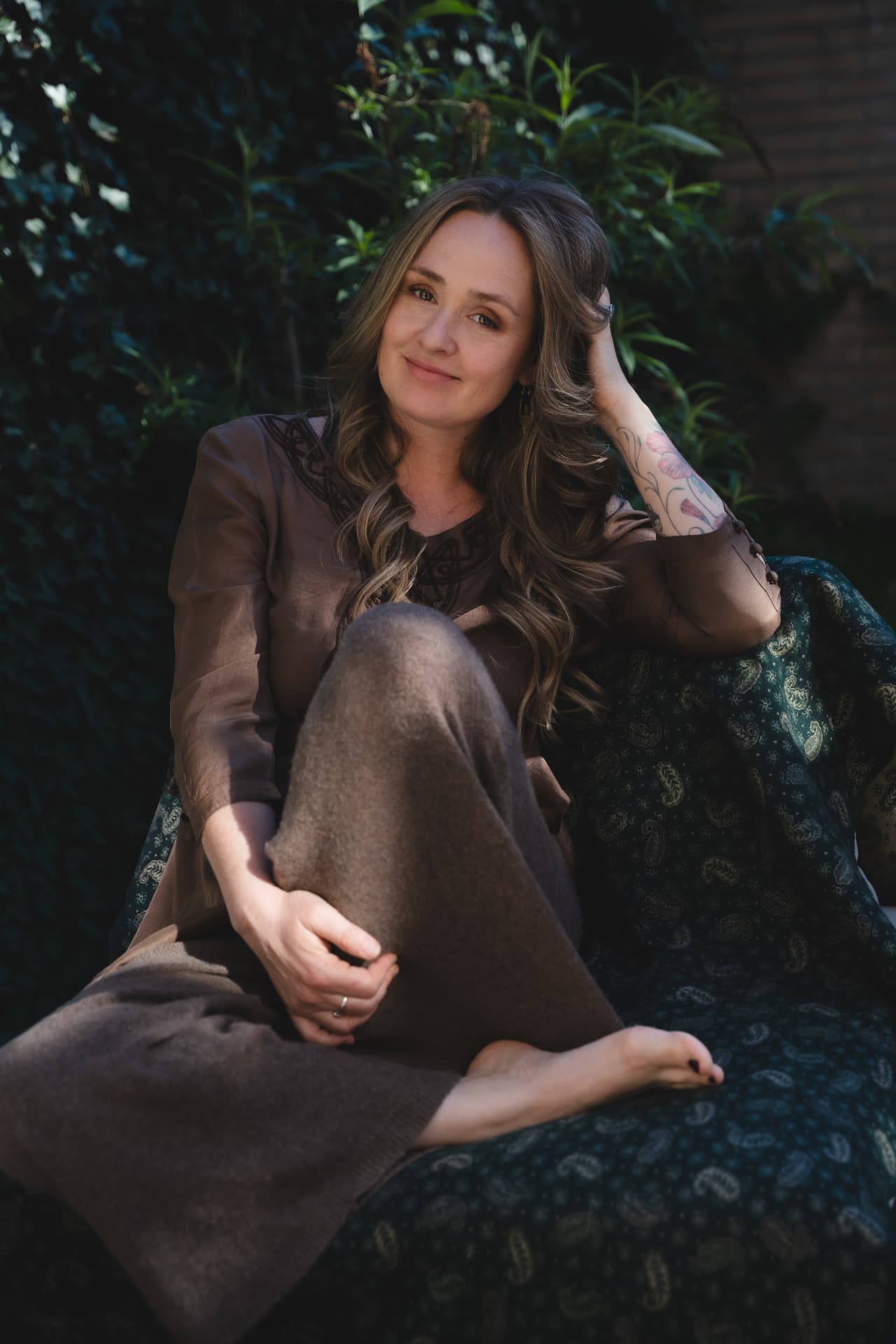 Frederieke Couvee in de tuin met een bloem in haar hand